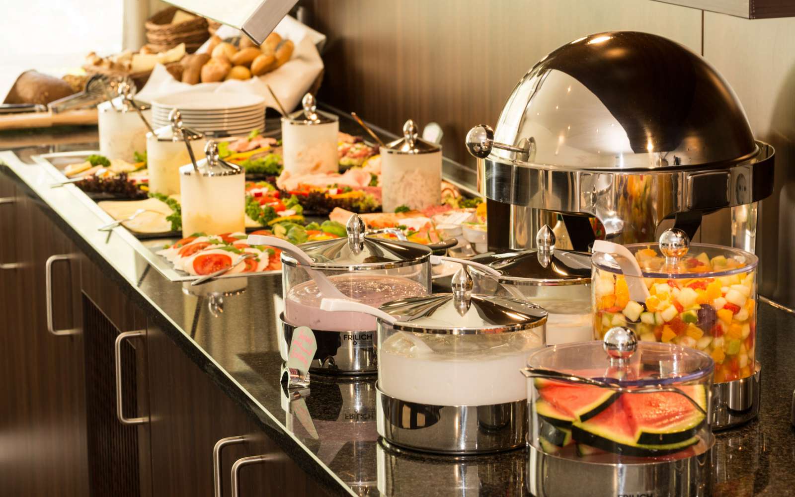 Üppige Auswahl im Frühstücksbuffet im Heikotel Hotel Windsor