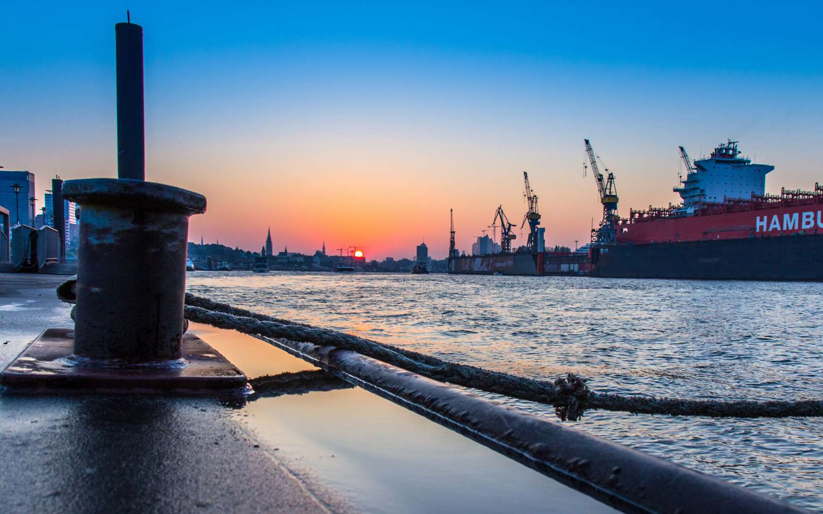 Landschaftsaufnahme Hamburg mit dem Hafen im Hintergrund